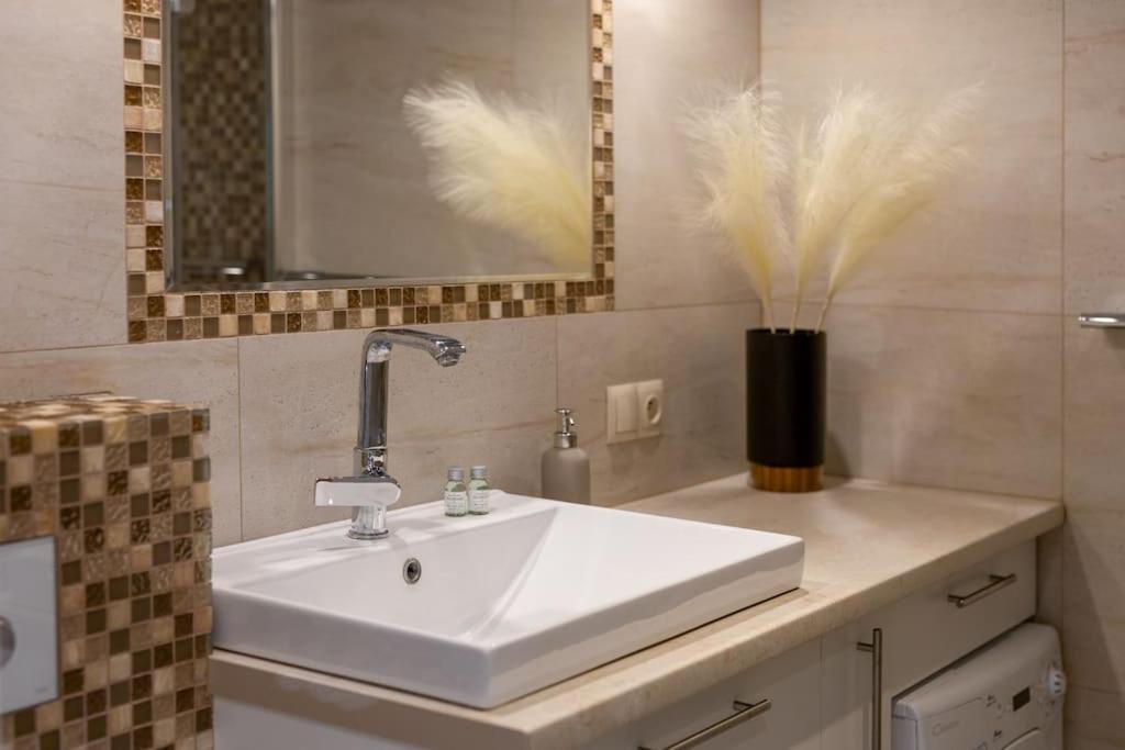 Ecru Inflancka Modern With Balcony Wwa47 Apartament
